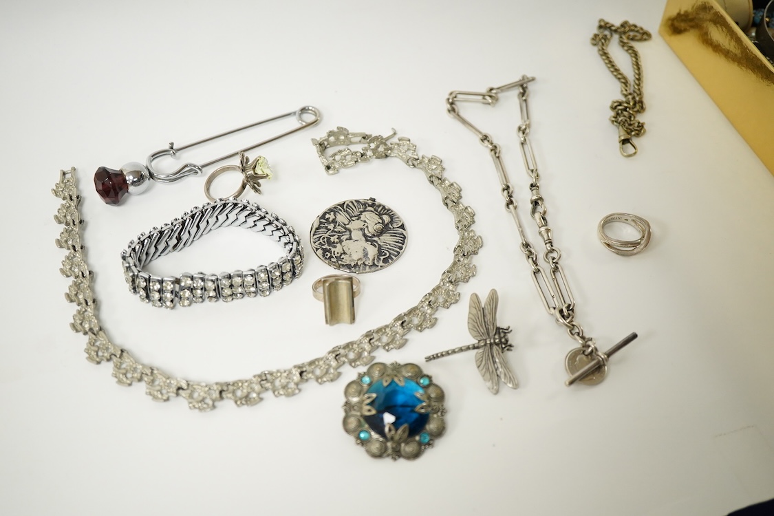 A quantity of assorted jewellery including costume, a 9ct gold fine link chain, malachite bead necklace, amethyst set white metal dragonfly brooch, two silver alberts and a silver hinged bangle, silver sweethearts brooch